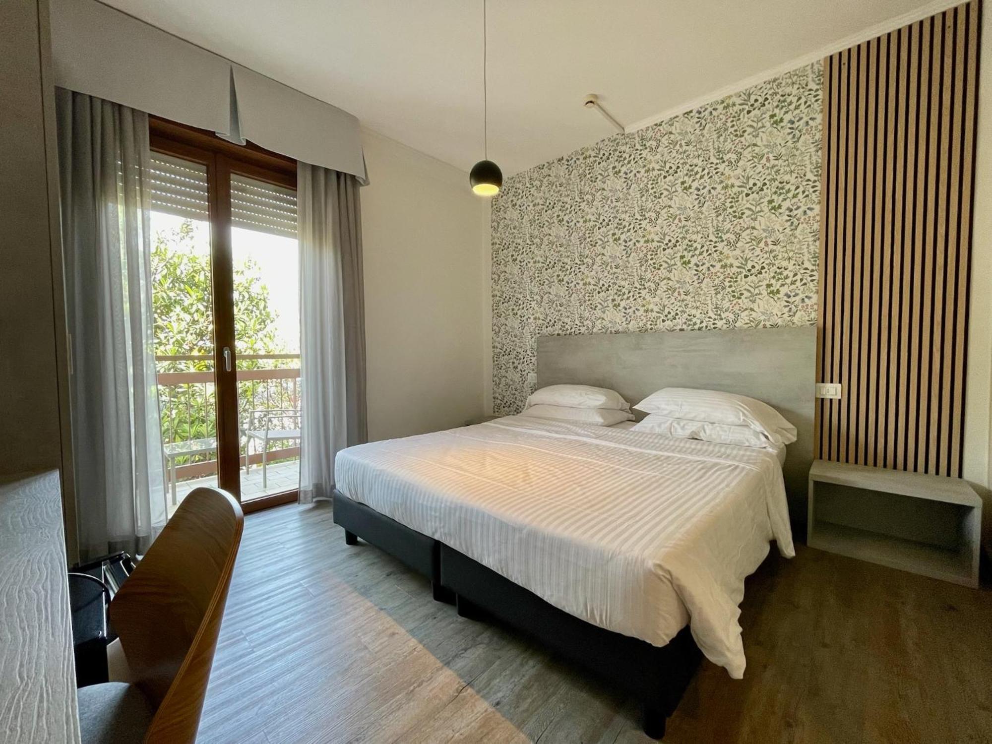 B City Hotel Bardolino Exterior photo